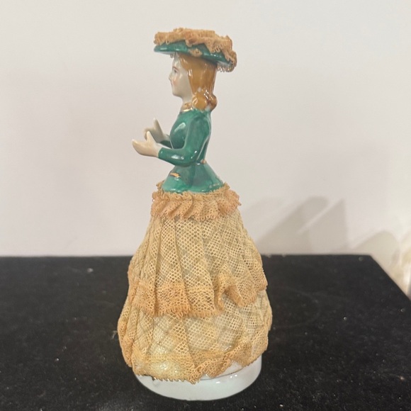 Elegant Vintage Royal Japan hand, painted dancing Lady Figurine in Green and Tan - Picture 2 of 8
